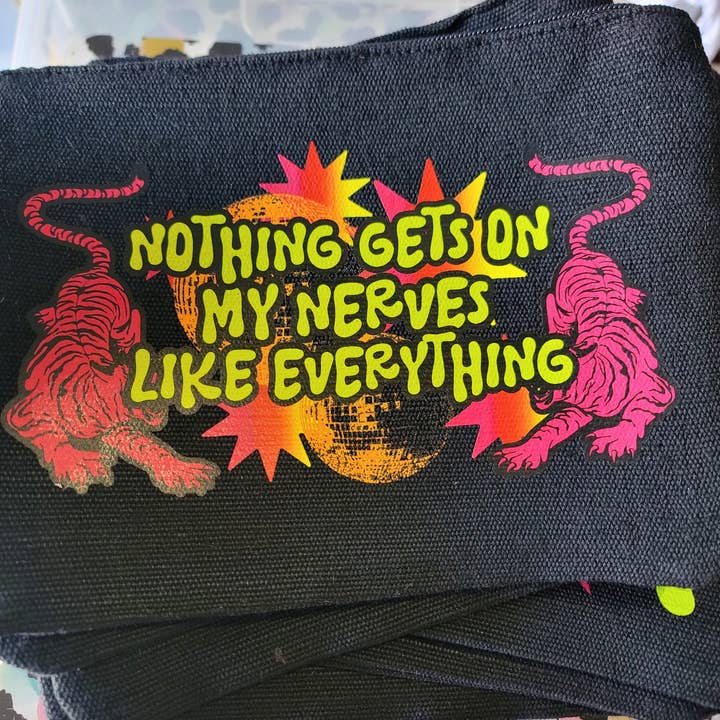 RIEN NE M'ÉNERVE POUCH pour la vente par TEAM JEMINI DESIGNS