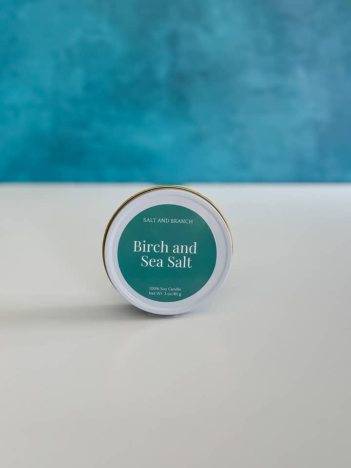 Latta di Candela Bianca Betulla e Sale Marino - 3 oz per la vendita all'ingrosso da parte di Salt and Branch