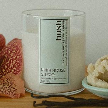 Hush | Lilje, shea og vaniljeorkidé | 8 oz kokosnød sojalys for engroshandel hos Ninth House Studio