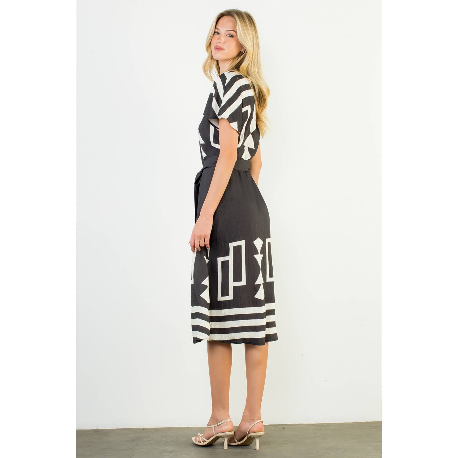 NOIR Robe à manches courtes imprimée avec boutons en vente sur Faire5