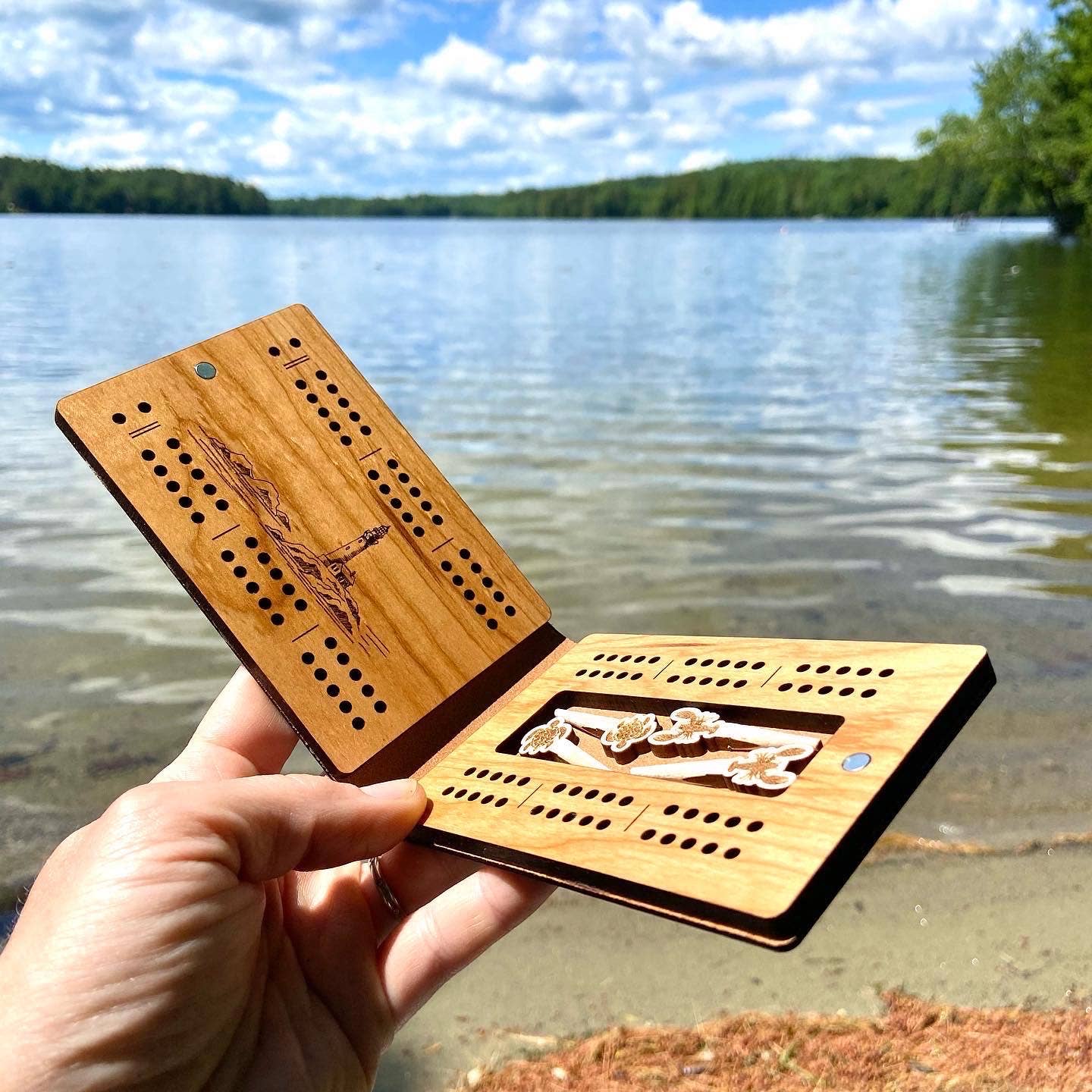 Cast & Carve - Vendita all'ingrosso Giochi da tavolo - Tavola da viaggio per cribbage - Design personalizzato con picchetti unici15