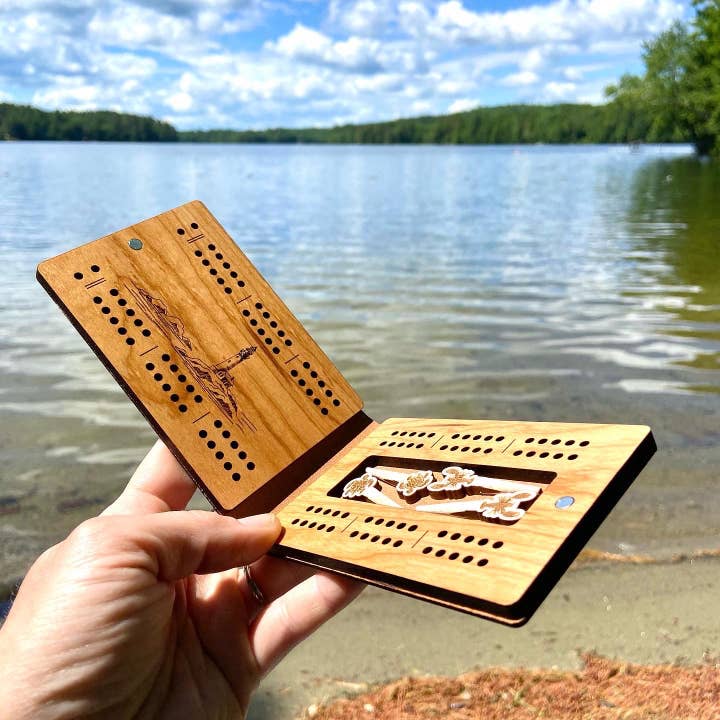 Cast & Carve - Vendita all'ingrosso Giochi da tavolo - Tavola da viaggio per cribbage - Design personalizzato con picchetti unici15