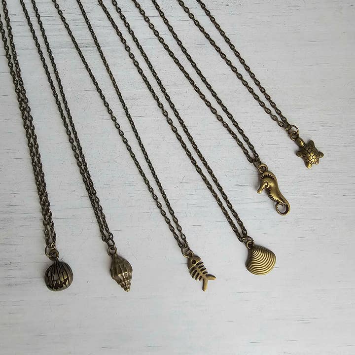 Einfache Bronze-Charm-Halsketten — Muschel-Seepferdchen-Schildkröte für den Großhandel von Divine Dragon Designs