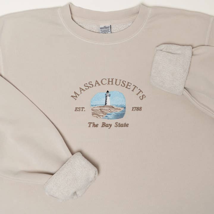 Crewneck brodé du Massachusetts pour la vente par Little Comfy Goods