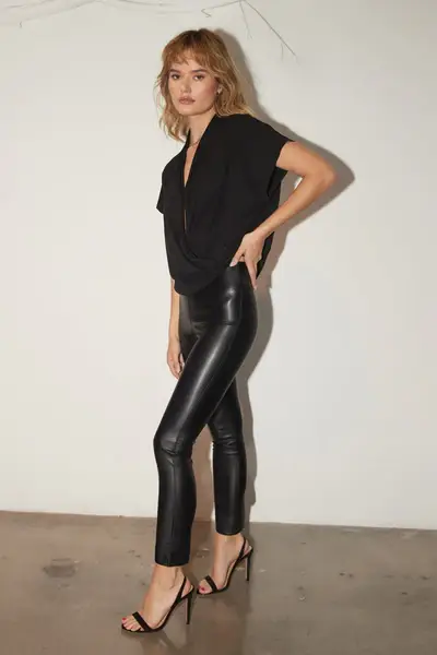 Noir PANTALON COURT LVL2010 BURTON en vente sur Faire1