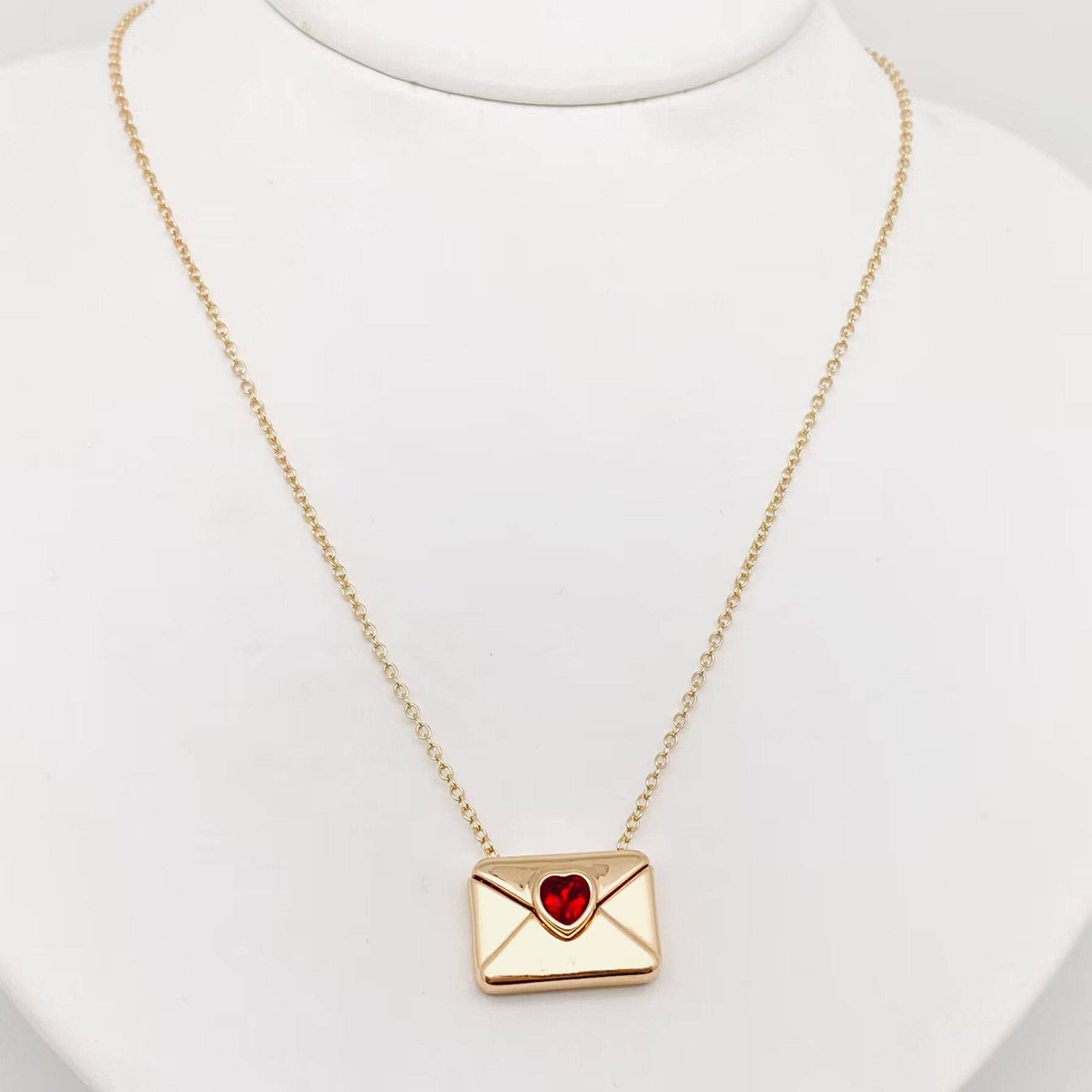 Mio Queena – Großhandel Kette mit Anhänger/Charm – Halskette mit kubischen Zirkonia-Umschlägen in Herzform mit Aufschrift „I Love You“7