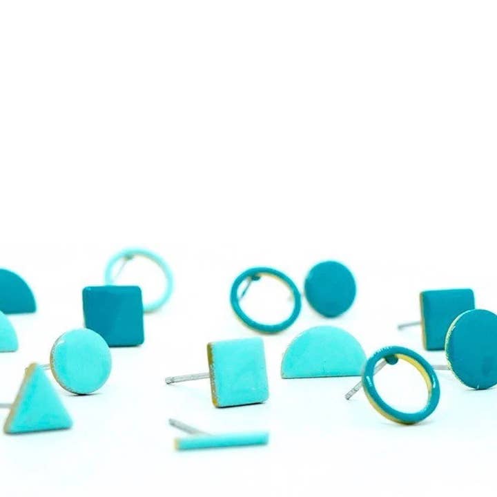 Boucles d'oreilles dépareillées à petits clous émaillés pour la vente par Copper Bee