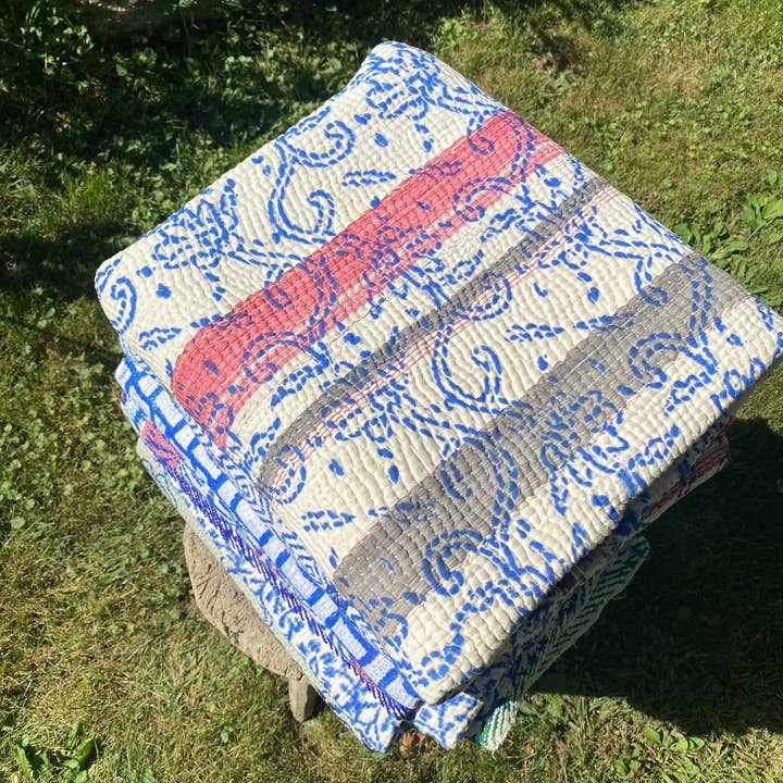 Seeds – Großhandel Bettdecke – Kantha-Bettdecke aus Baumwolle mit Blockdruck in Weiß und Indigoblau3