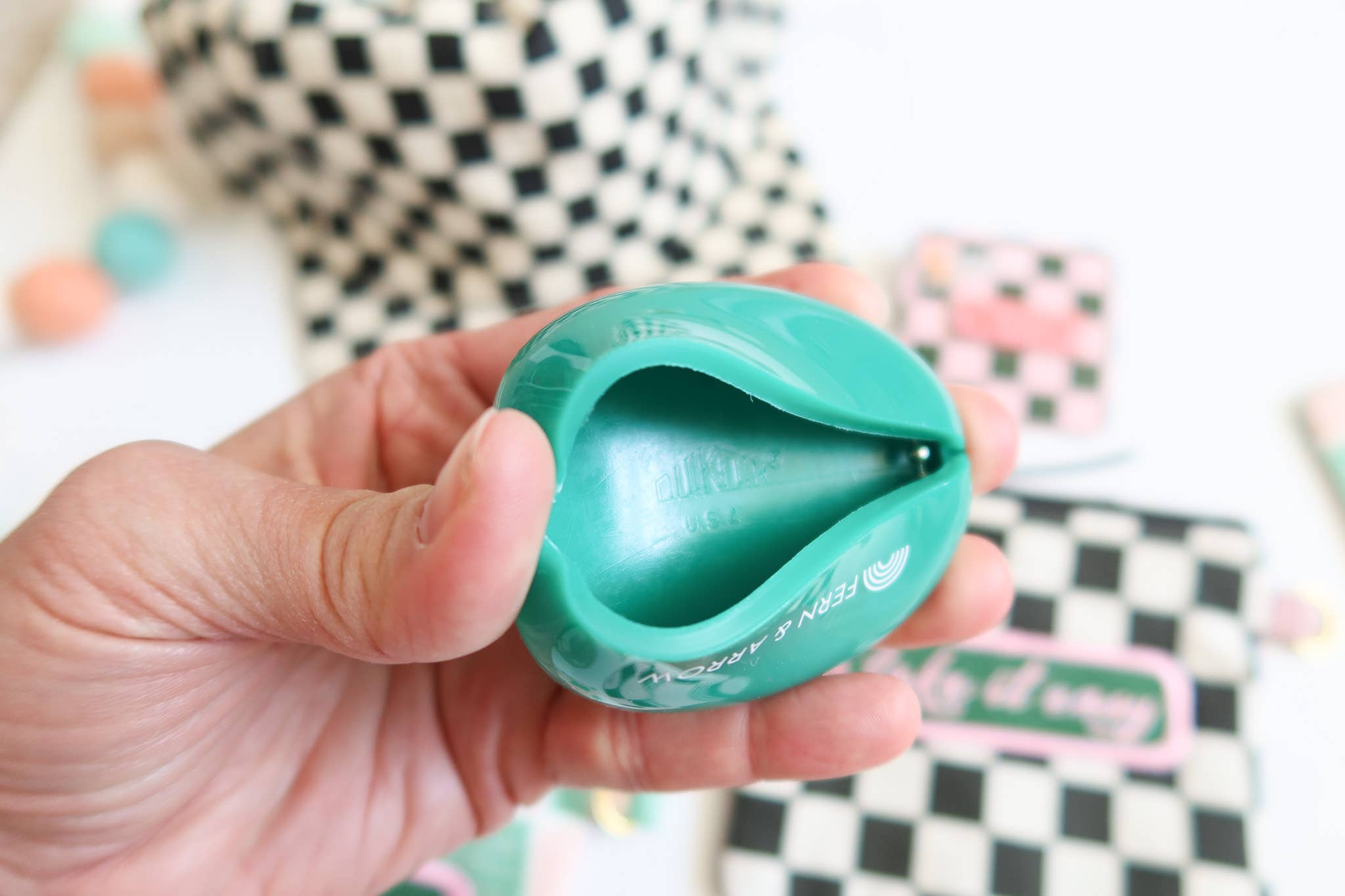 Fern & Arrow – Großhandel Geldbörse – Damen – Retro-Münztasche aus Gummi mit Kugelkette und Schlüsselbund1