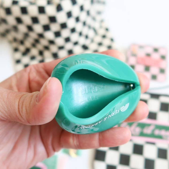 Fern & Arrow – Großhandel Geldbörse – Damen – Retro-Münztasche aus Gummi mit Kugelkette und Schlüsselbund1