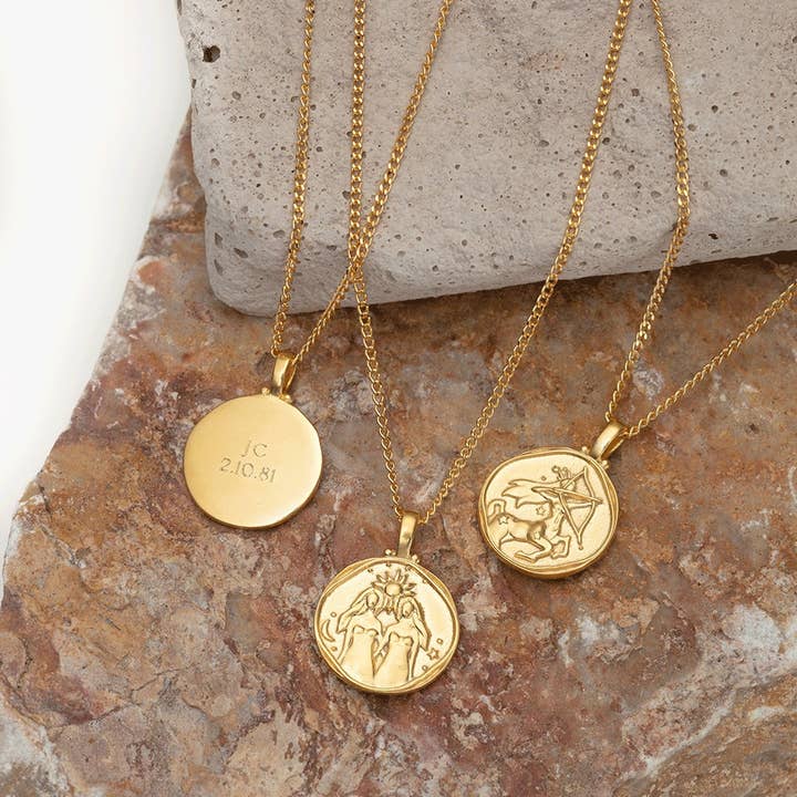 Collier à pièces rondes en métal doré 18 carats avec 12 constellations pour la vente par Fabula