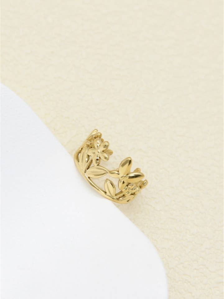 Gold ring with openwork flower – elegant floral design in steel for wholesale by BELLISSIMA BIJOUX