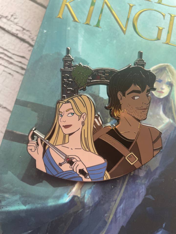 Spilla smaltata Bridge Kingdom Aren & Lara per la vendita all'ingrosso da parte di Angelaanimates