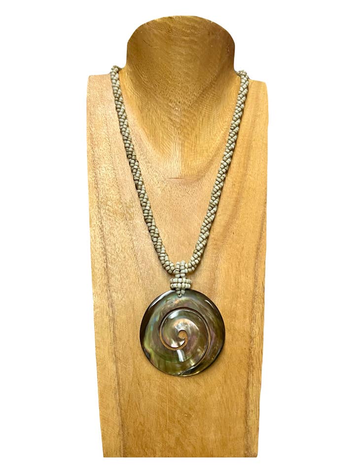 Collana a Spirale con Conchiglia - Oro per la vendita all'ingrosso da parte di Bamboo Source Tropical Decor