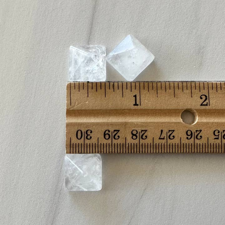 Pebble House - Wholesale Spirituele steen/kristal - Minipiramide van helder kwarts (kristallen en stenen)1