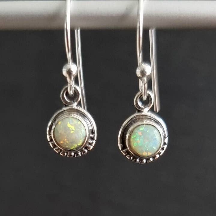 Boucles d'oreilles rondes en opale blanche bohème délicate | Argent sterling 925, E86WOP pour la vente par Mistry Gems