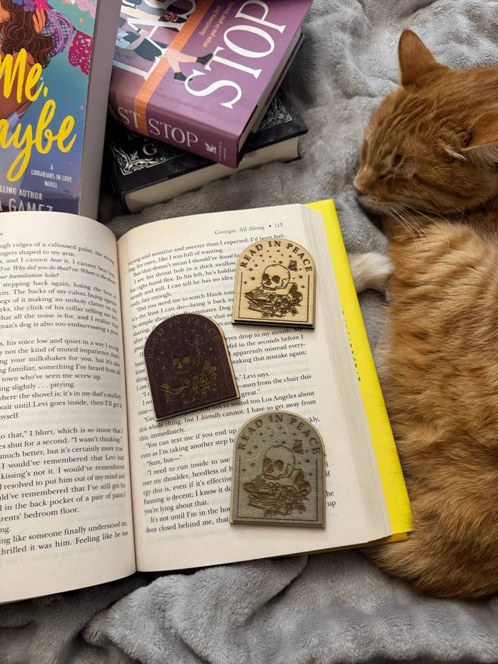 Leia em Paz Íman de Madeira por atacado de Between The Covers