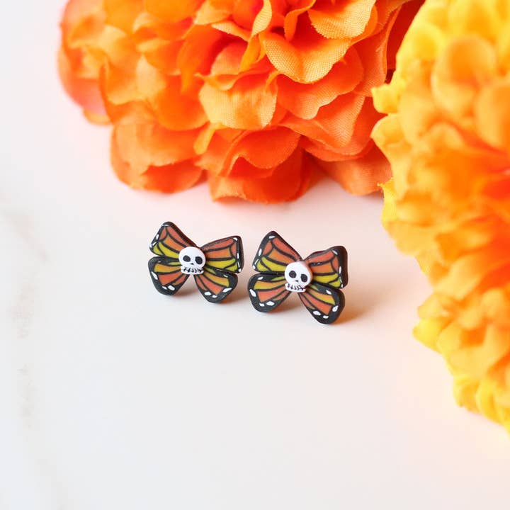 Mini calaveras de monarca – Pendientes de arcilla Día de Muertos para venta al por mayor de Skye Eclisse Jewelry