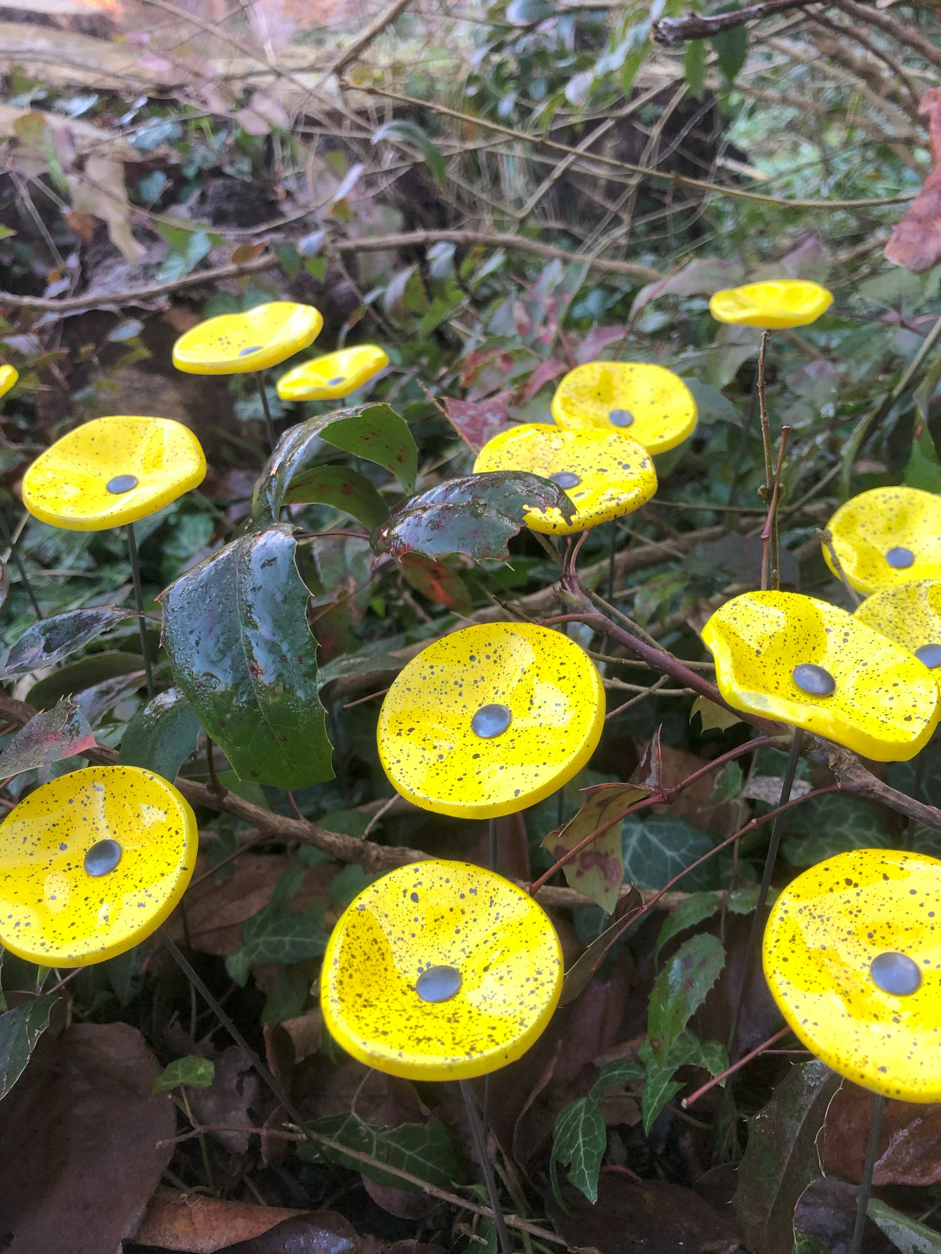 CARNEOL GLASS - Wholesale Garden/Lawn Stake - Small Glass Flower For Outside IN yellow-black10