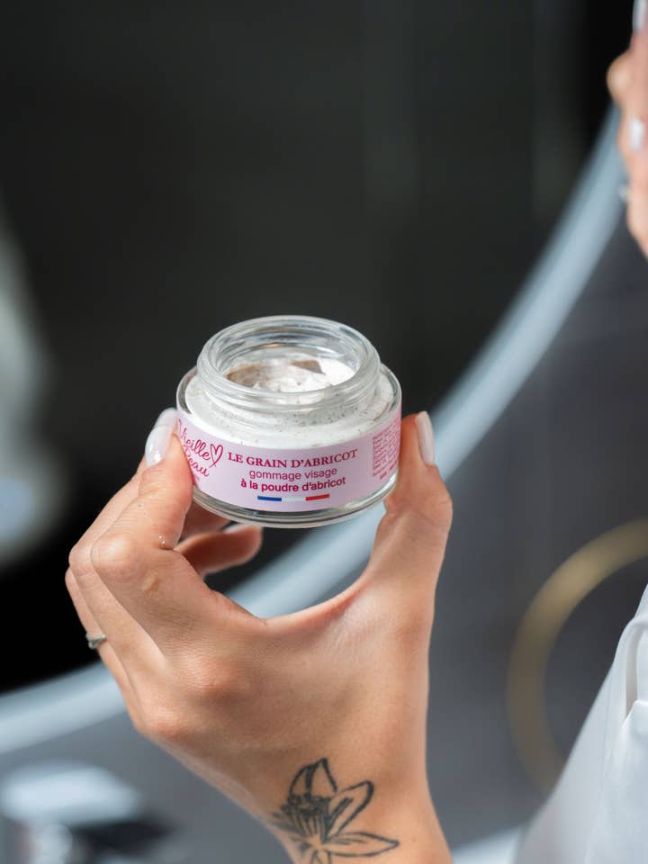 LE GRAIN D'ABRICOT - Gommage visage à la poudre d'abricot 50ml pour la vente par Vieille Peau By Célia