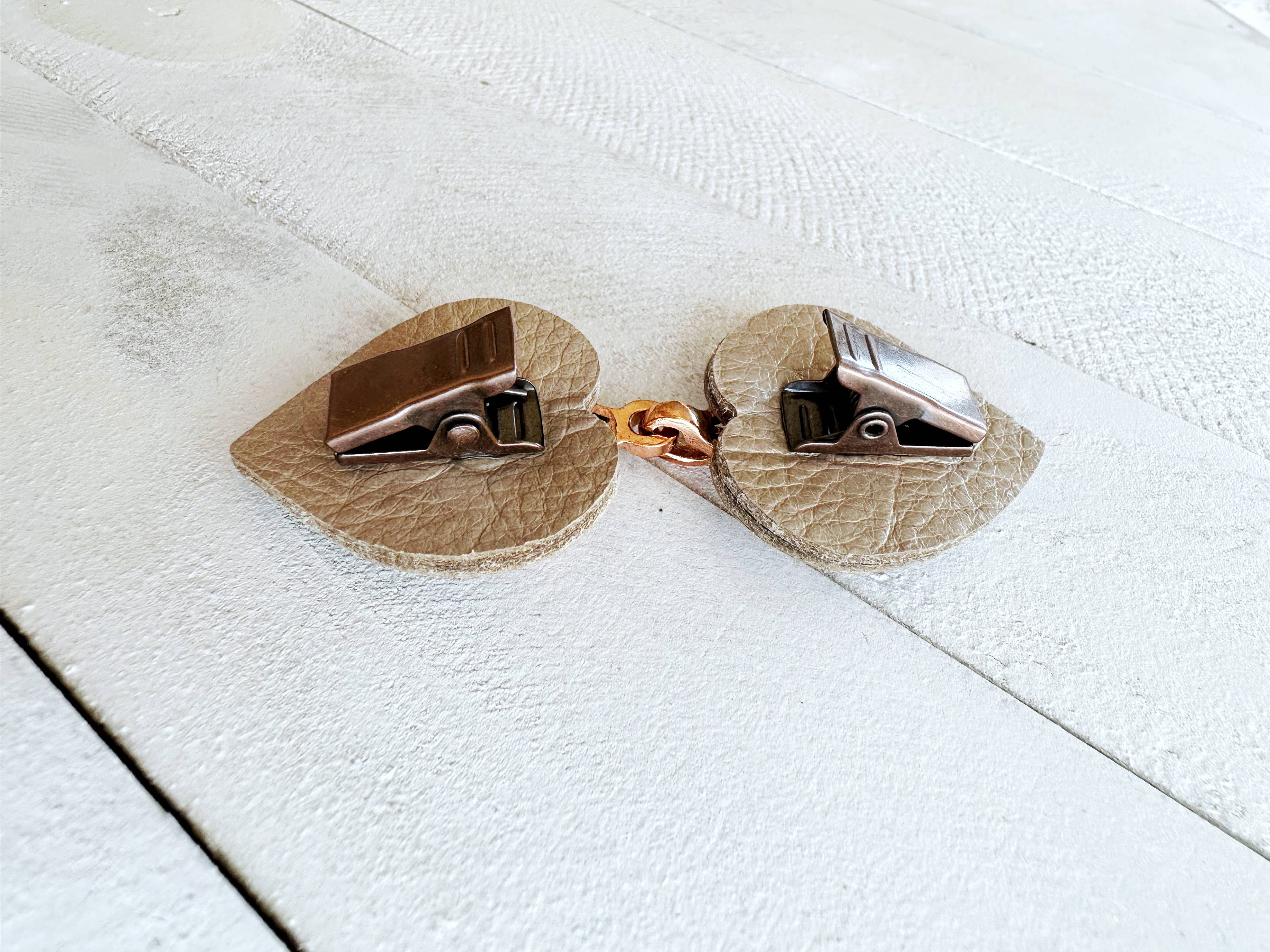 KardiKlips – Engroshandel Tørklædeclips - Dame – Kobber Cinch Clip til tøj, Unikt gavetilbehør1