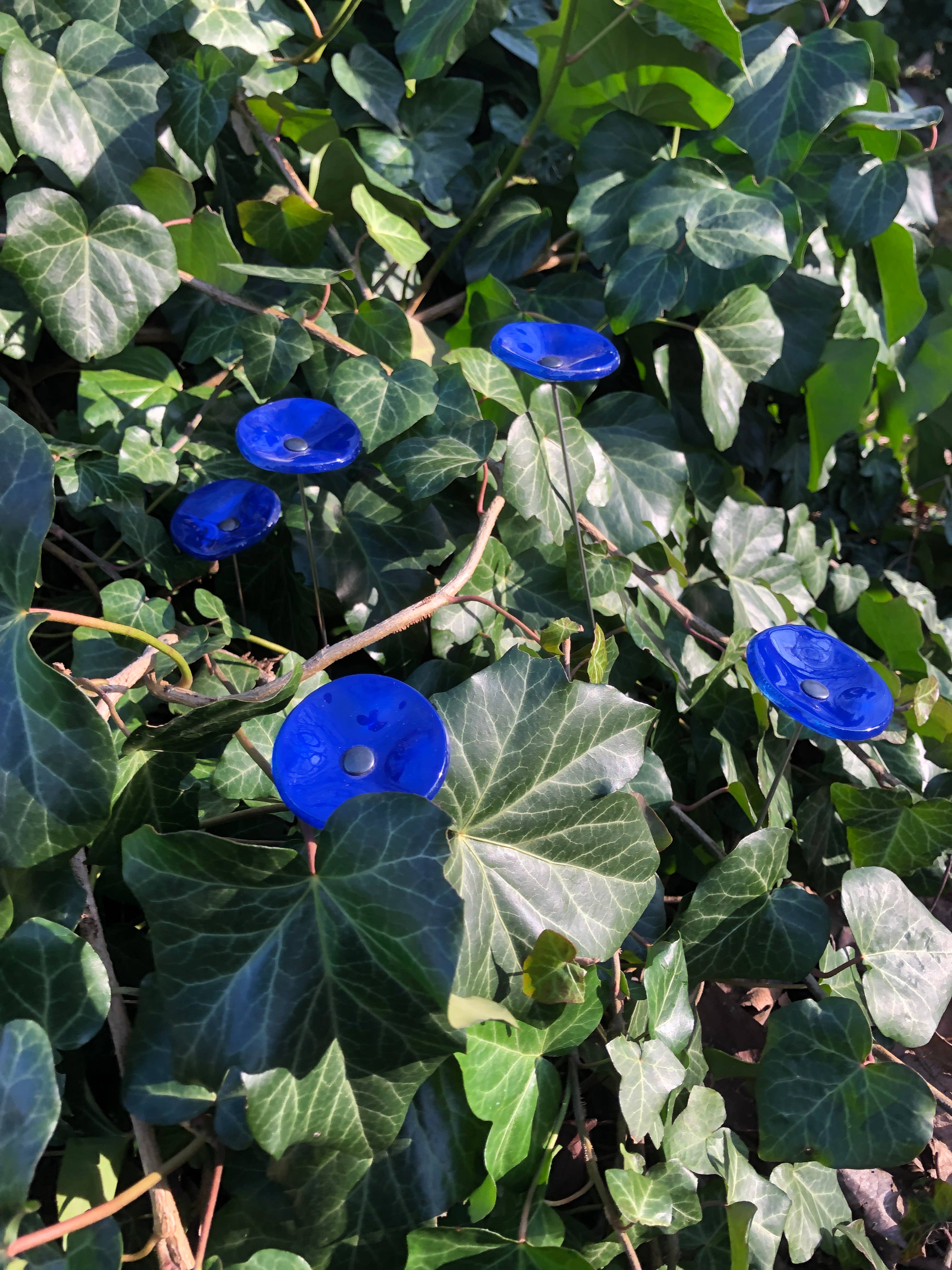 CARNEOL GLASS - Wholesale Garden/Lawn Stake - Small Glass Flower For Outside In L.Blue10