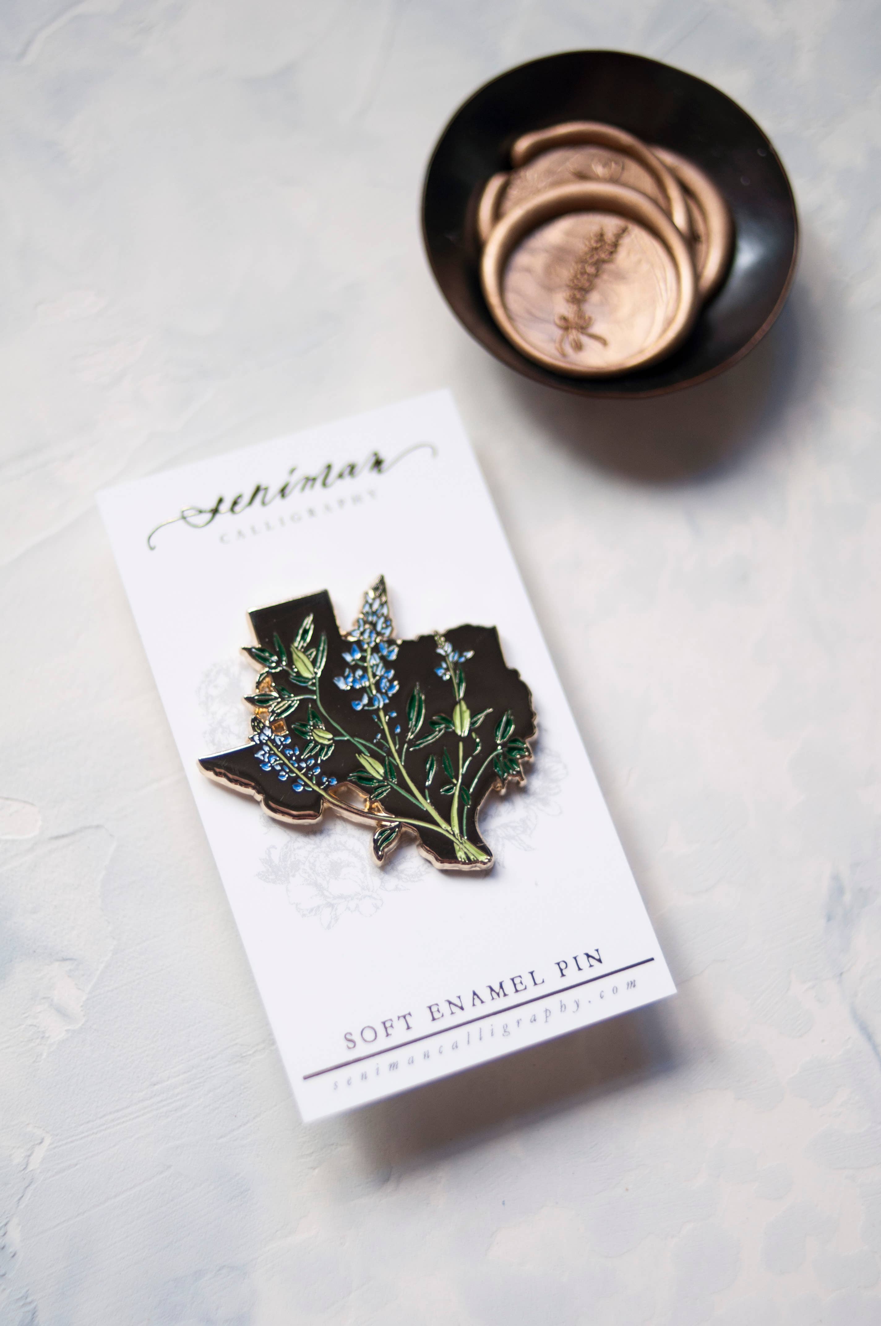 Seniman Calligraphy - Wholesale Lapel Pin/Button - Texas Bluebonnet Gold Enamel Pin2