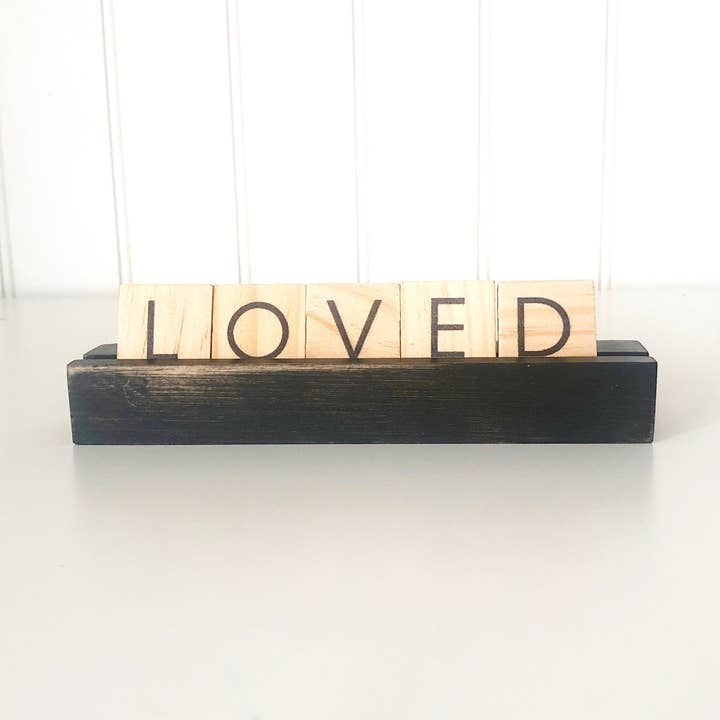 Fonde Decor Scrabble Tile Holdere for engroshandel hos Foundations Decor