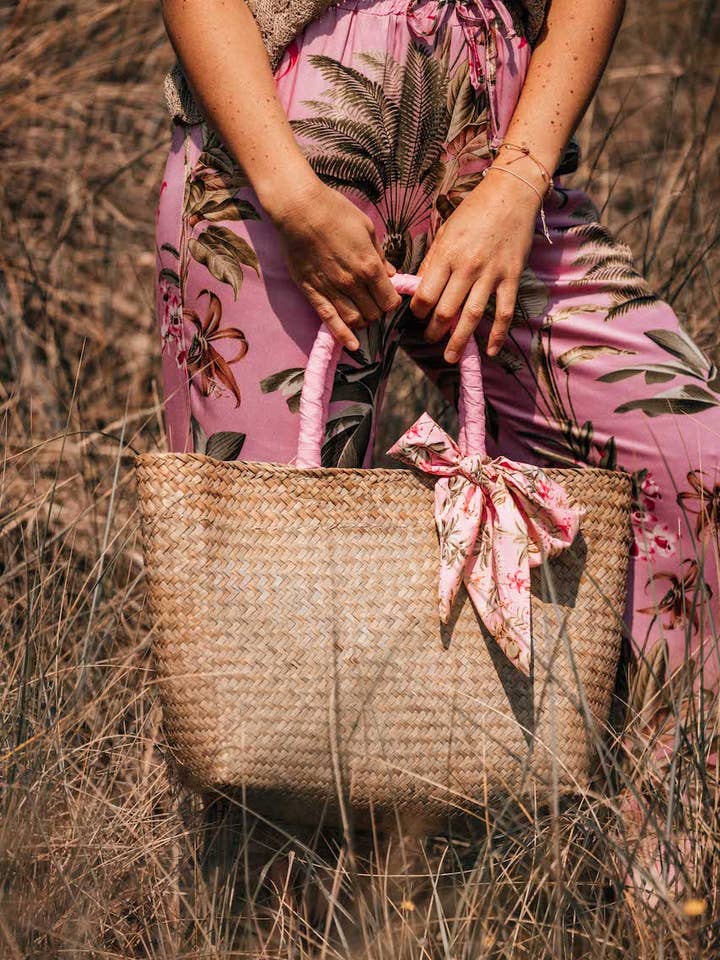 GO TO THE BEACH - Rosafarbene Blumentasche mit Stoffbeutel für den Großhandel von LES BLONDINETTES