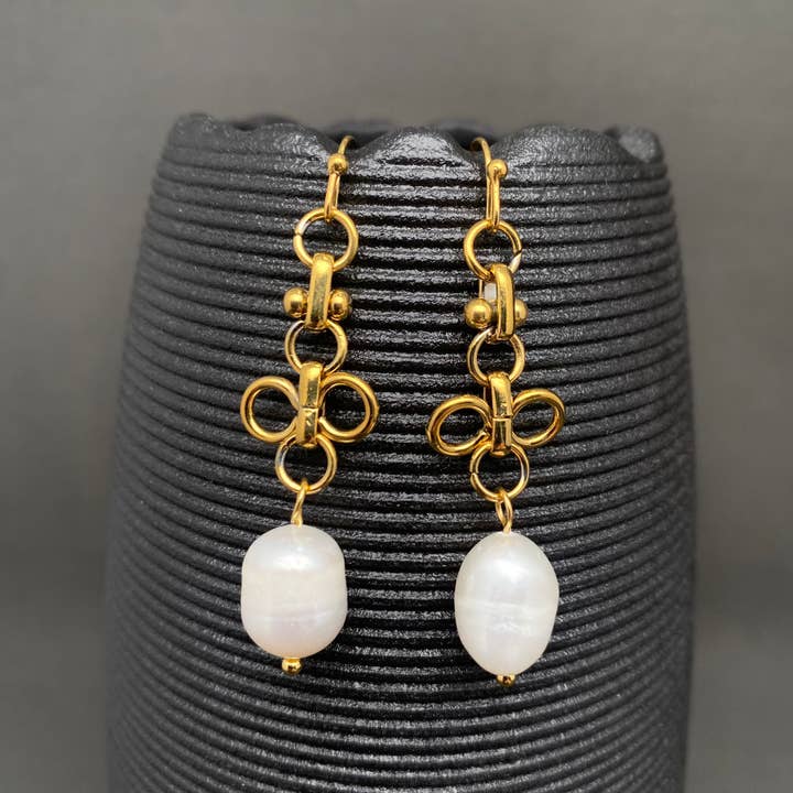 Orecchini pendenti in acciaio inossidabile placcato oro 18K con perla - FGS per la vendita all'ingrosso da parte di Mio Queena