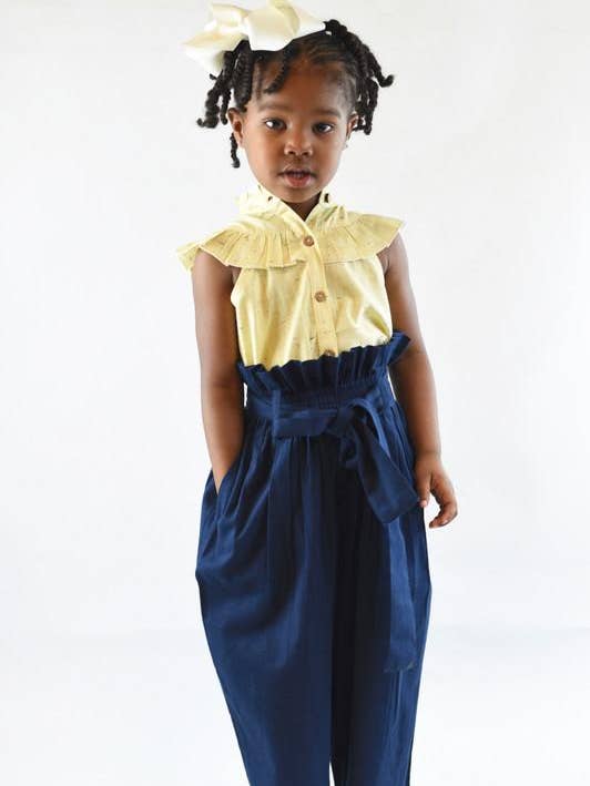 Pantalones tipo bolsa de papel azul marino y top con volantes amarillos Vestido fruncido con estampado floral azul marino, mangas acampanadas: bebé: bebé: bebé: bebé: bebé, vestido de manga larga con volantes de lúrex azul marino y dorado: niño para venta al por mayor de Yo Baby