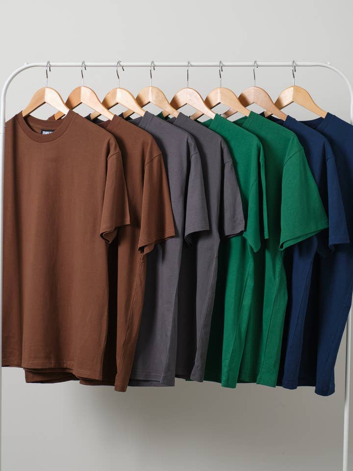 Lot de 8 t-shirts classiques : marron, anthracite, vert, bleu marine pour la vente par Threadheads