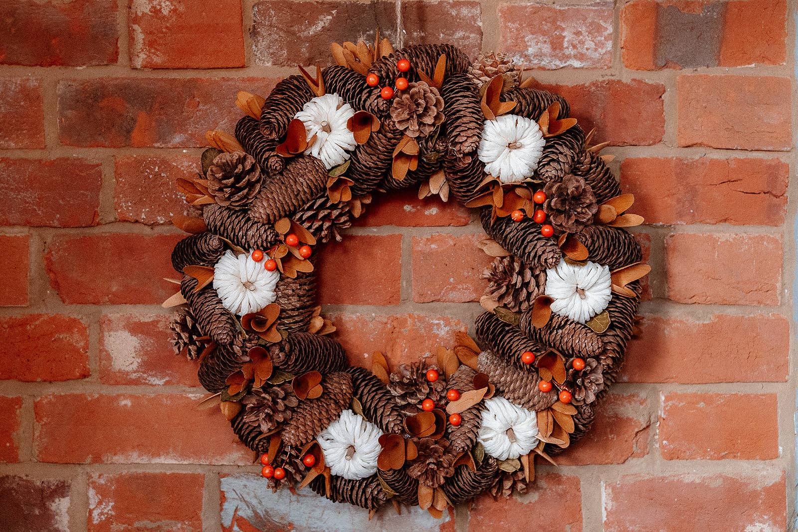 We Love Seasons Ltd - Vente Couronne - Couronne de citrouilles marron et orange en bois1