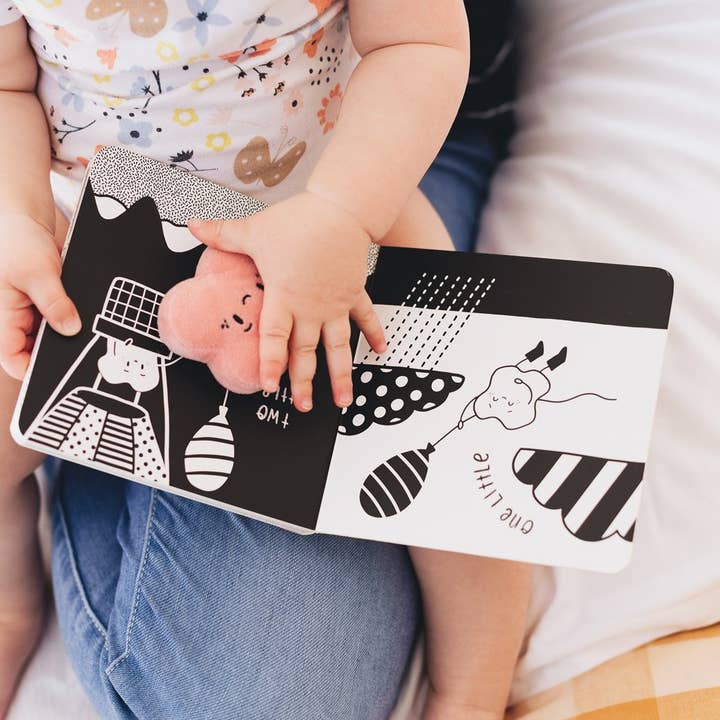 The Kiss Co - Wholesale Baby and toddler book (0–2) - Ten Little Kisses - Board Book1