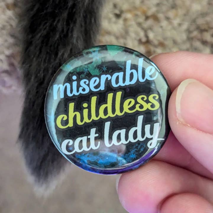 Schlady - Vente Épinglettes/boutons - Miserable Childless Cat Lady - Épinglette à bouton2