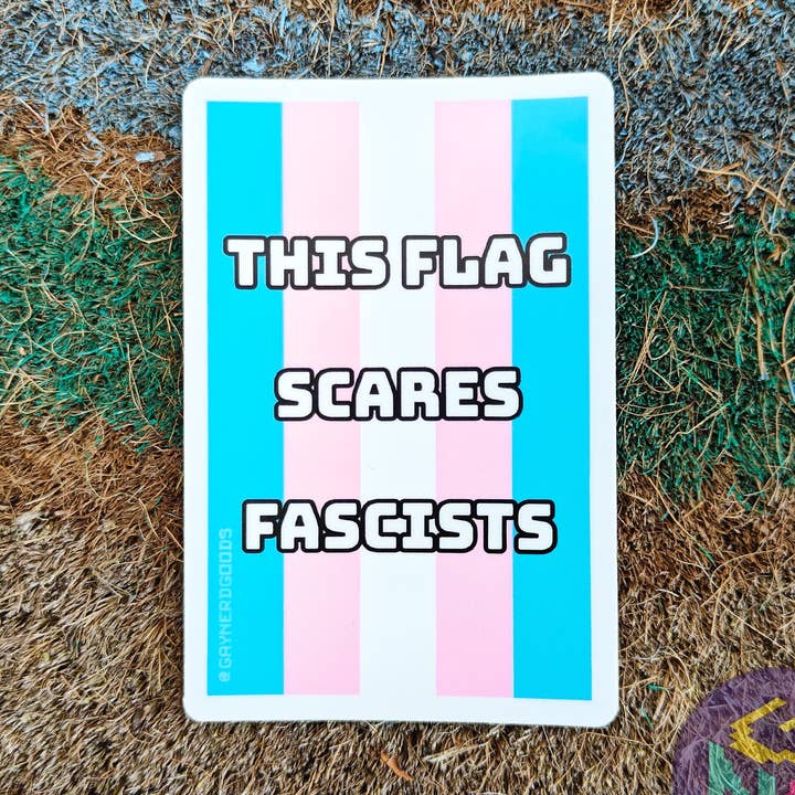 Flaggor skrämmer fascister klistermärke för wholesale av Gay Nerd Goods