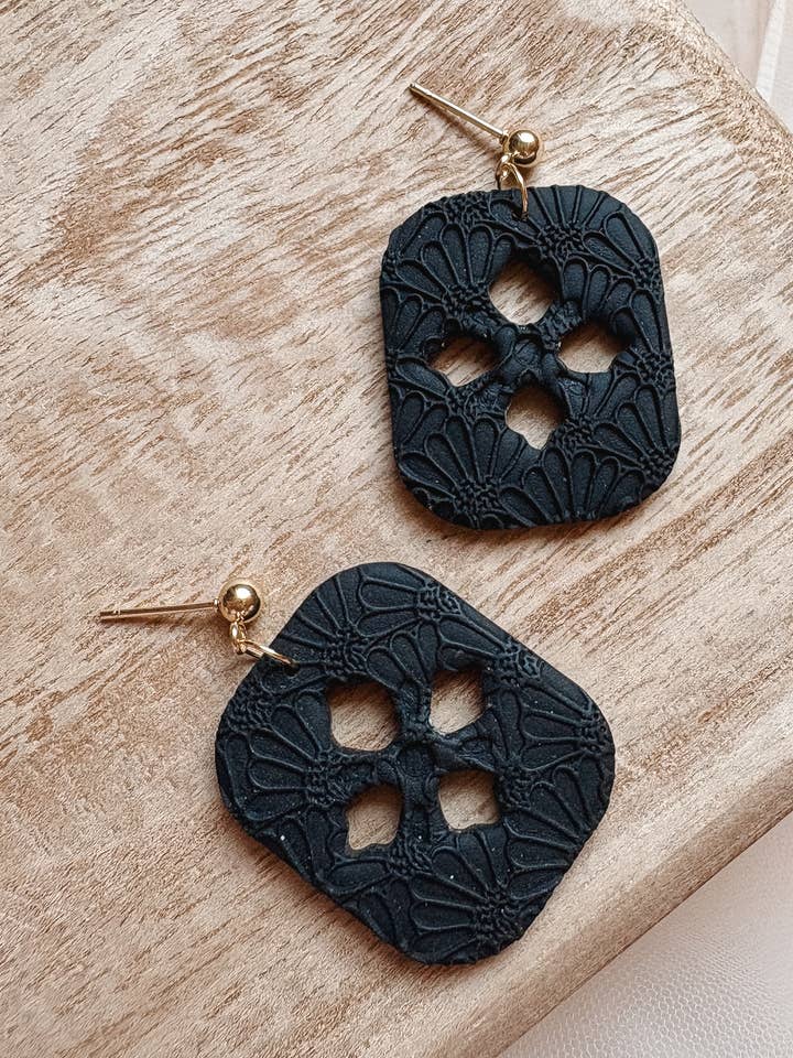 Boucles d'oreilles pendantes carrées en argile noire à motif floral bohème pour la vente par Hound in Hand