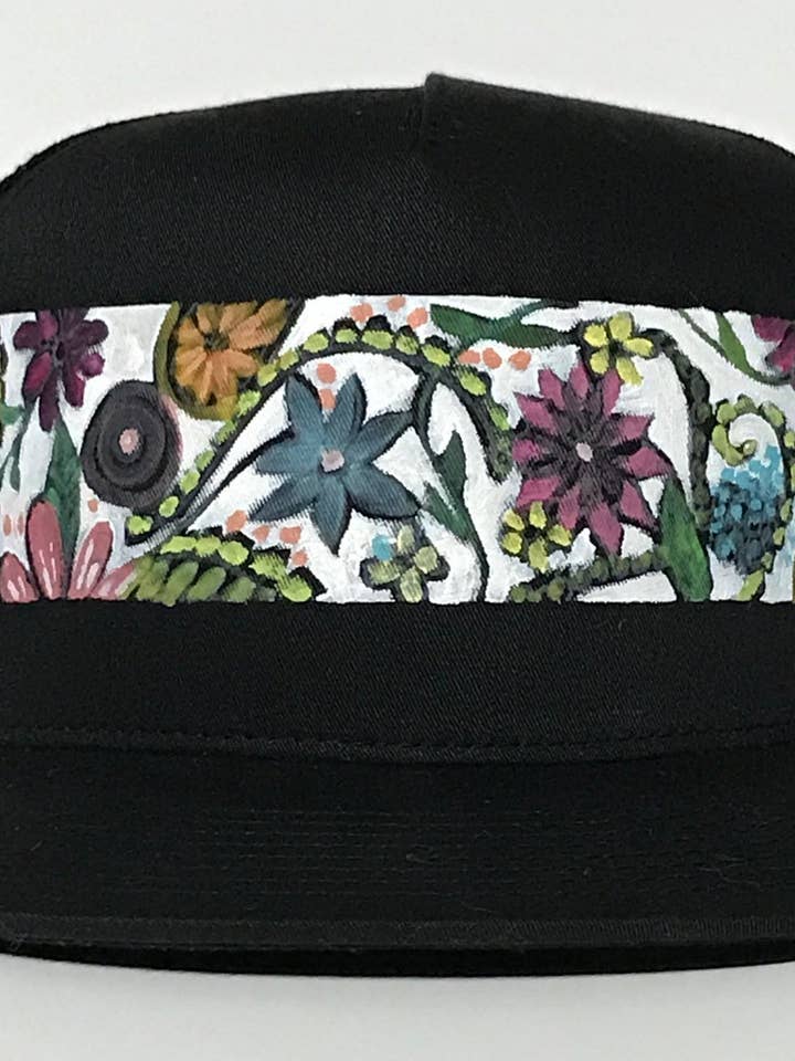 ”blommor” handmålade på svart Snapback tyg tillbaka hatt för wholesale av Mary Bea Art