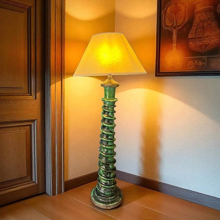 Lampe de sol Tamegroute – Céramique verte sculpturale & laiton – Fait main au Maroc – 85 cm pour la vente par Moroccantastics