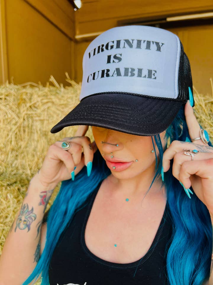 Gorra de camionero Virginity Is Curable para venta al por mayor de Switchblade Stiletto