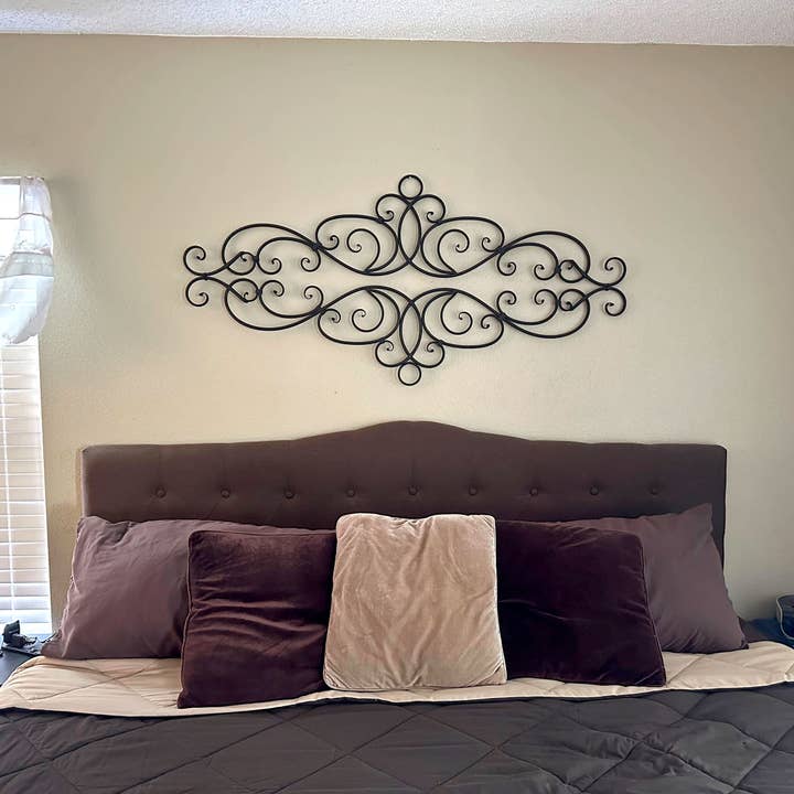 Zeckos – Großhandel 3D-Wandkunst – Dekorativer Bogen zum Aufhängen mit Schriftrollen aus Metall, 54 Zoll6