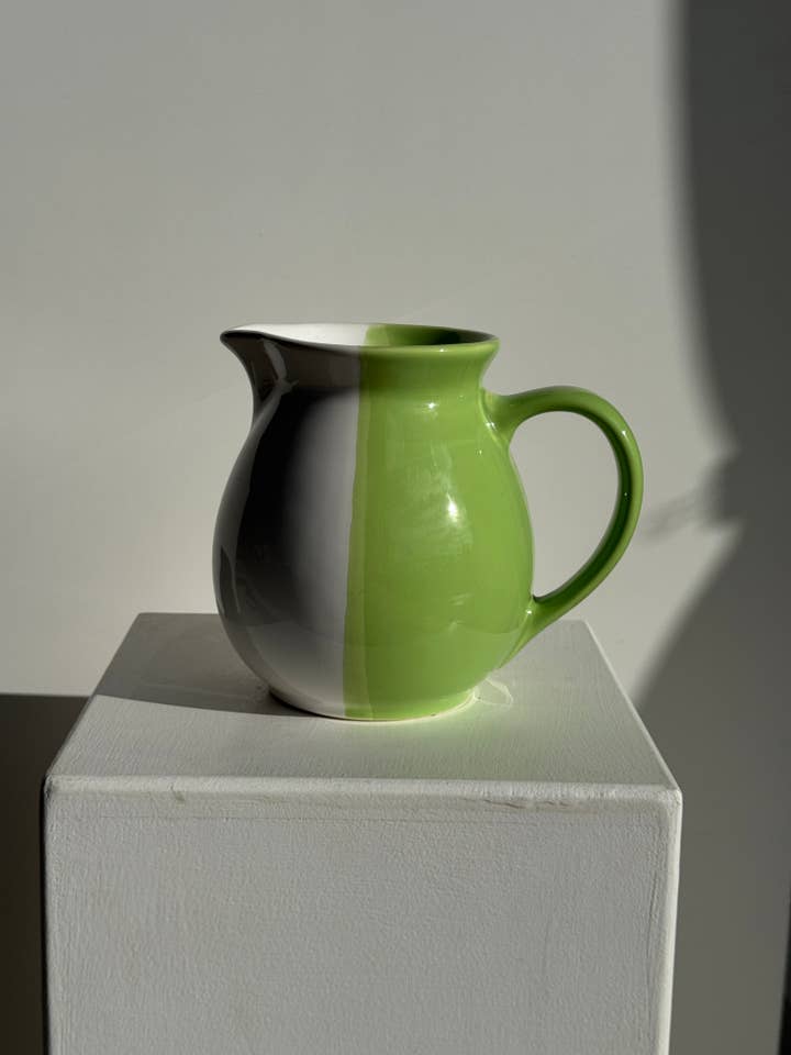 Karaff från 1990-talet, vit och grön i keramik H17 D11 för wholesale av Office Objets