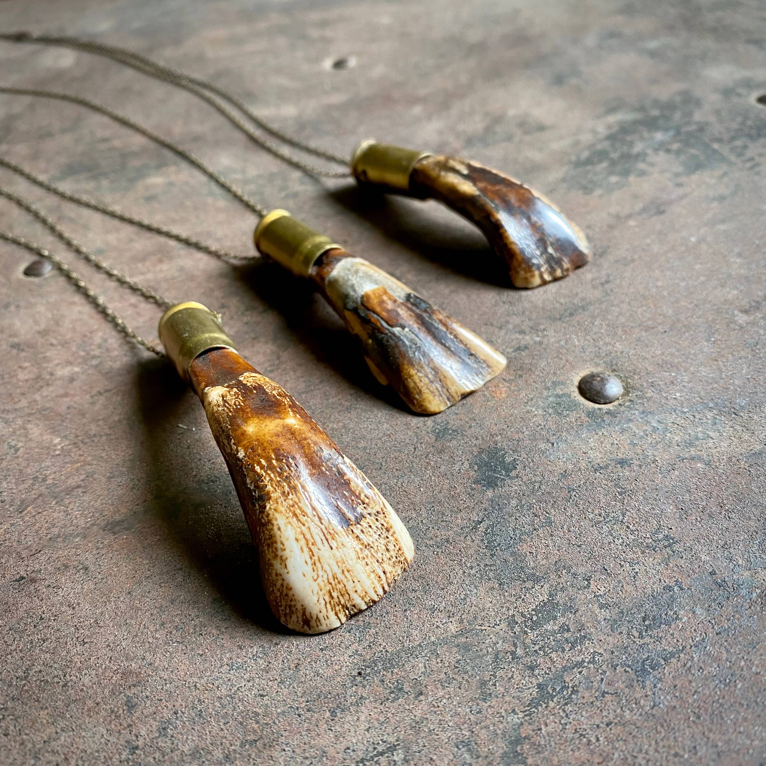 Antiquado Colar de dentes de búfalo - Antiquado, invólucros em concha, dentes reais para venda a revendedores na Faire7