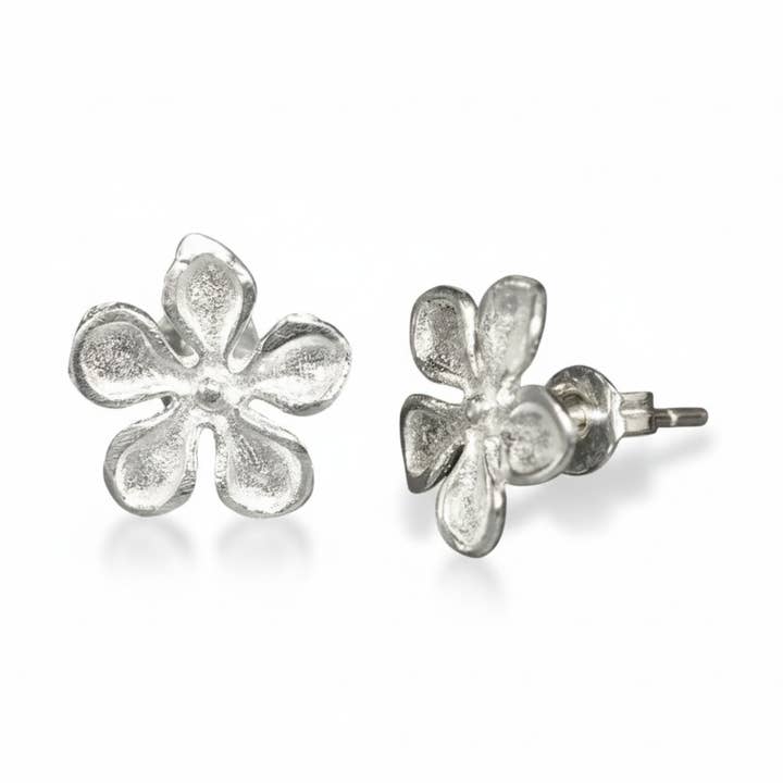 Clous en forme de fleur de frangipanier, métal argenté pour la vente par Suzie Blue Canada