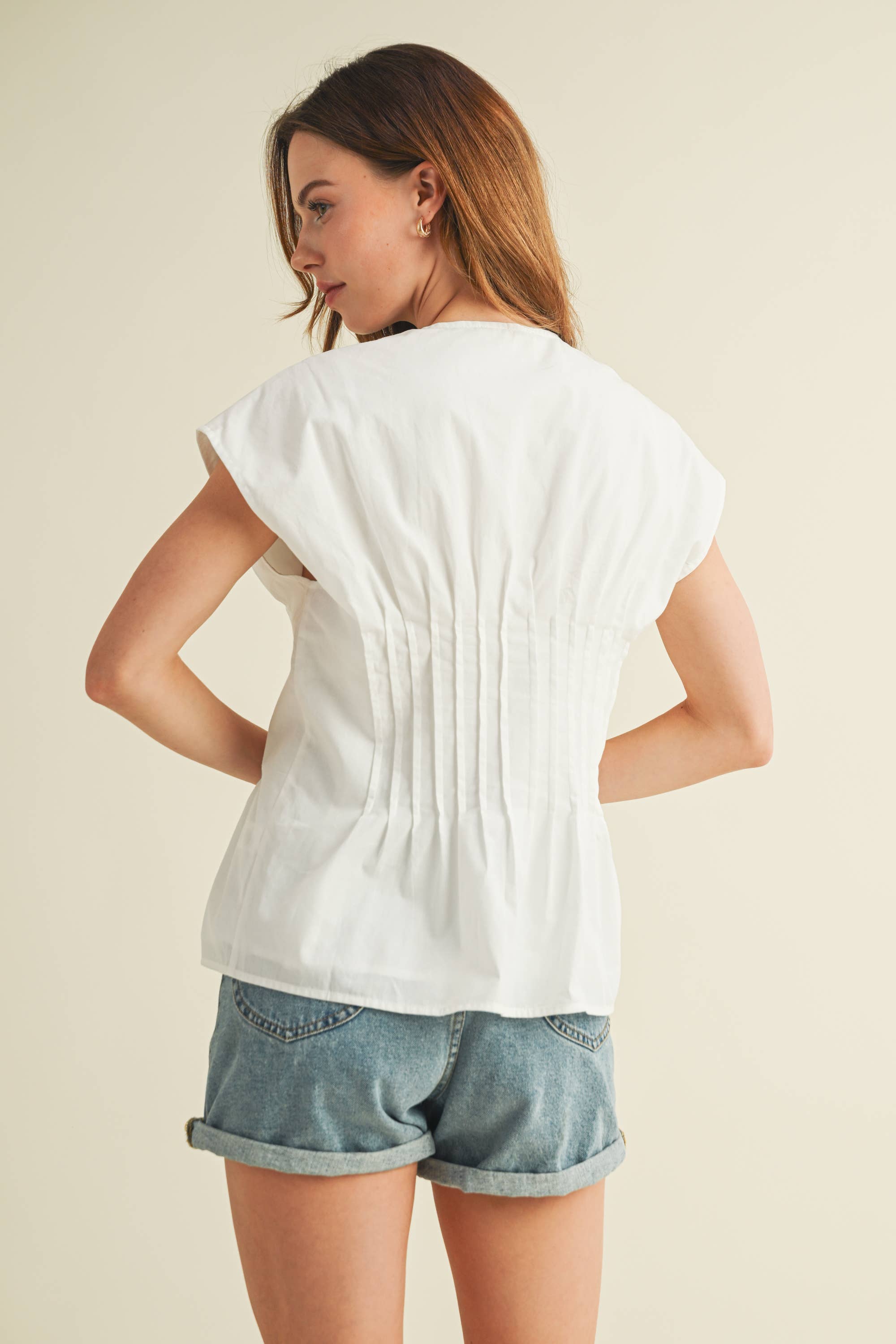 Branco CT17073A - TOP PLISSADO COM LAÇO NA FRENTE para venda a revendedores na Faire1