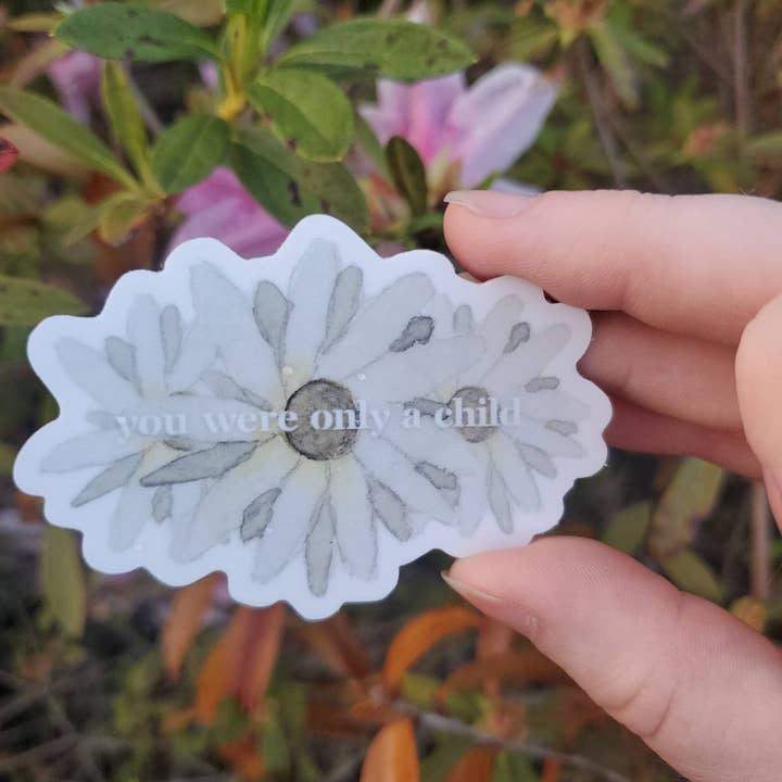 Pegatina de salud mental con forma de margarita y acuarela cristiana «Sanando traumas y abusos» • Let Love Be My Motive Studio para venta al por mayor de Let Love Be My Motive Studio