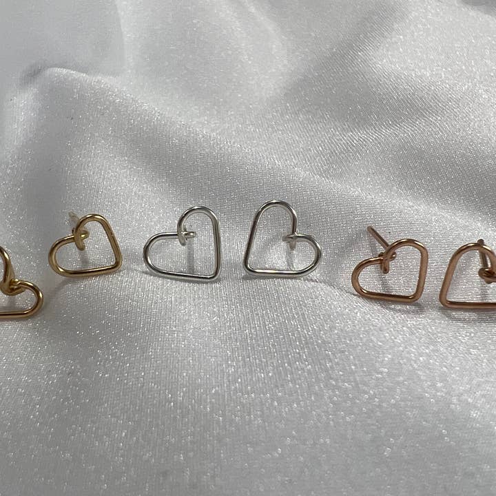 Ensemble de trois clous d'oreilles cœur en métal pour la vente par Clara's Pearl