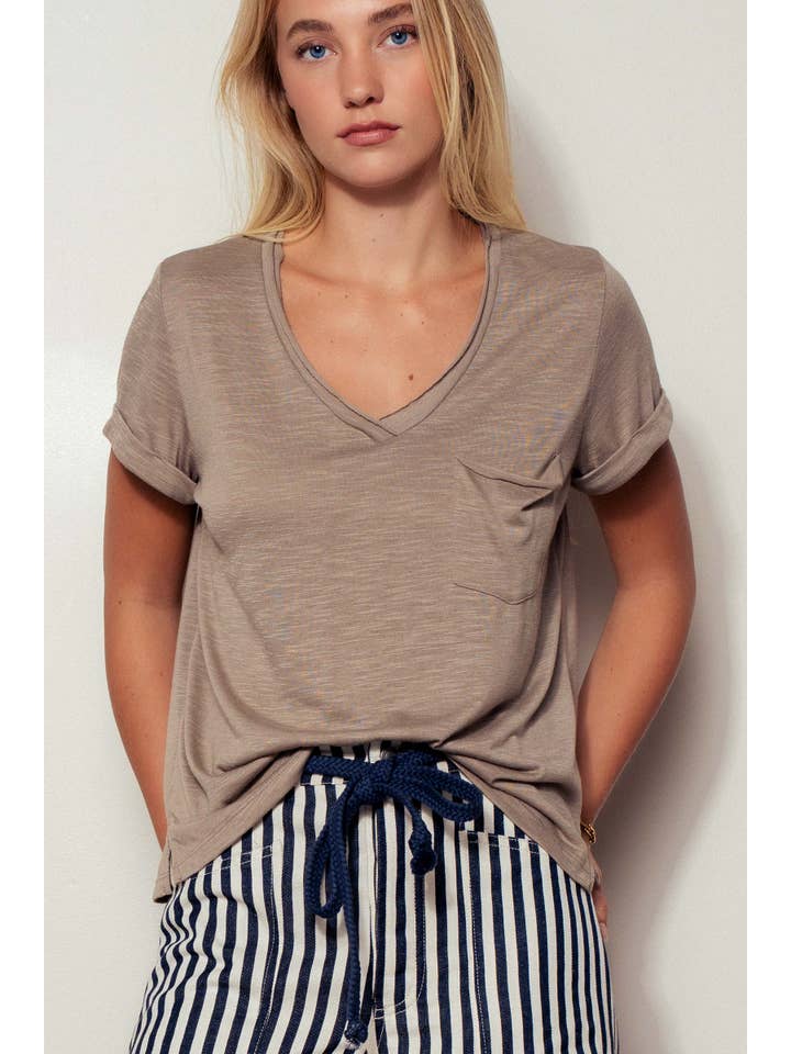 Urban Daizy - Wholesale T-Shirt - Women's - Rolled Sleeve V-Neck Pocket Tee4