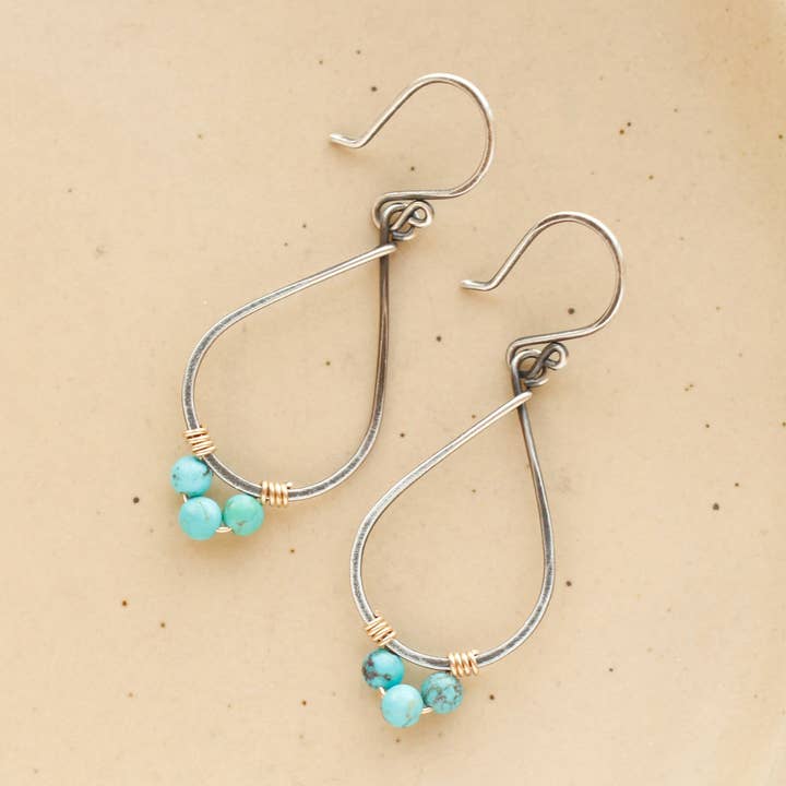 In Türkis verpackte Hoops Tropfenform für den Großhandel von Sarah DeAngelo