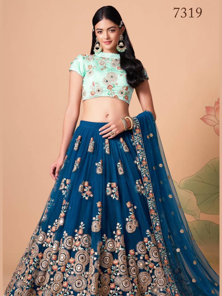 Marineblå kunstsilke Lehenga Choli til indisk og pakistansk bryllupsfestival - Pailletter og trådbroderi, Zari-arbejde, ægte spejlarbejde, Mirr for engroshandel hos HATKE BRIDE